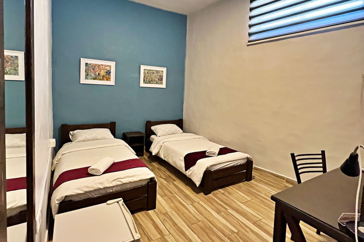 Tomannsrom | Safe på rommet, skrivebord og skrivebord for bærbar PC