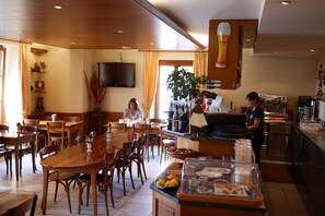 Free daily continental breakfast  - Auberge Communale (Gilly)