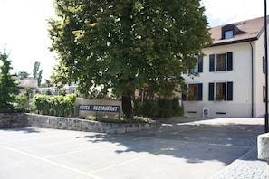 مواقف سيارات مجانية