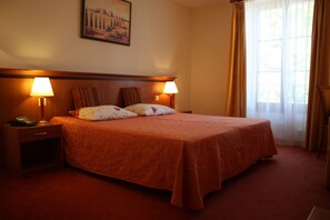 Superior Double Room | In-room safe, desk, cots/infant beds, free WiFi - Auberge Communale (Gilly)