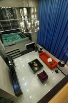Suite (Pool can be filled with water once a day from 3-5 PM,Hot water cannot be supplied after that) | 客廳 | LED 電視
