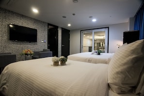 Hochwertige Bettwaren, Daunenbettdecken, Zimmersafe, Schreibtisch