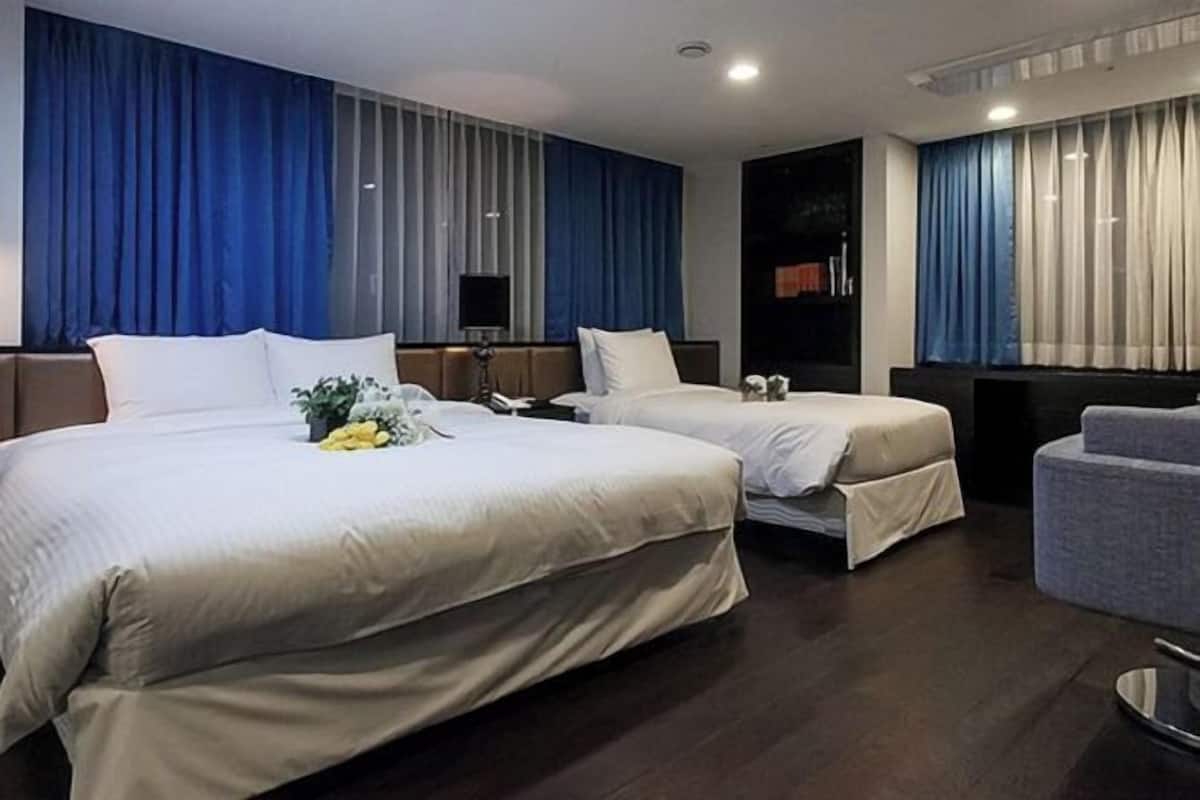 1 bedroom, premium bedding, down duvets, in-room safe