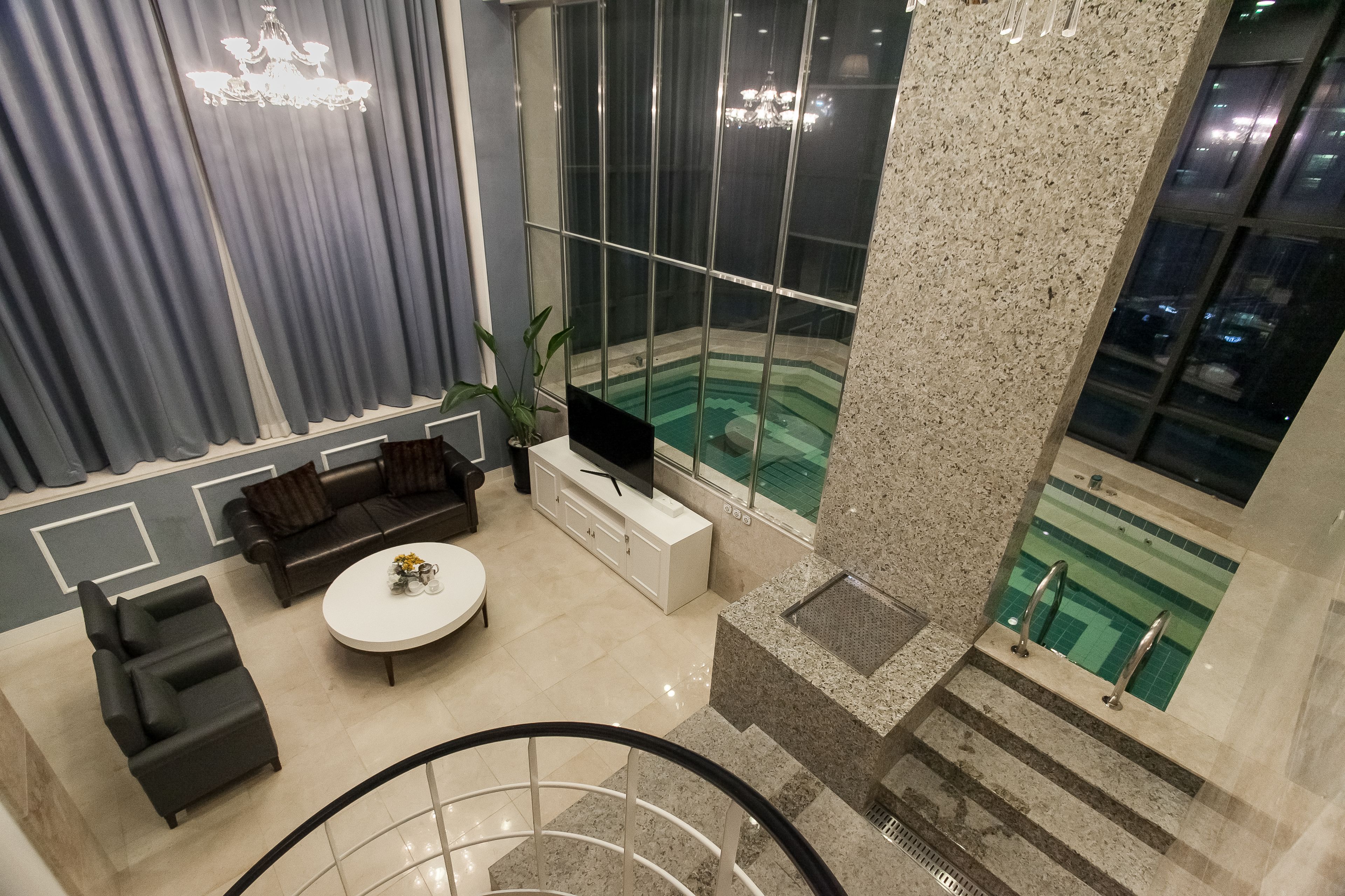 suite (pool can be filled with water once a day from 3-5 pm,hot water cannot be supplied after that) | living room | led tv