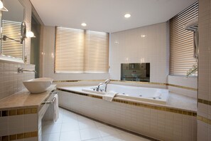 ห้องดีลักซ์ทวิน (Bigger than most in Seoul) | ห้องน้ำ | อ่างอาบน้ำและฝักบัวแยกจากกัน, ไดร์เป่าผม, เสื้อคลุมอาบน้ำ