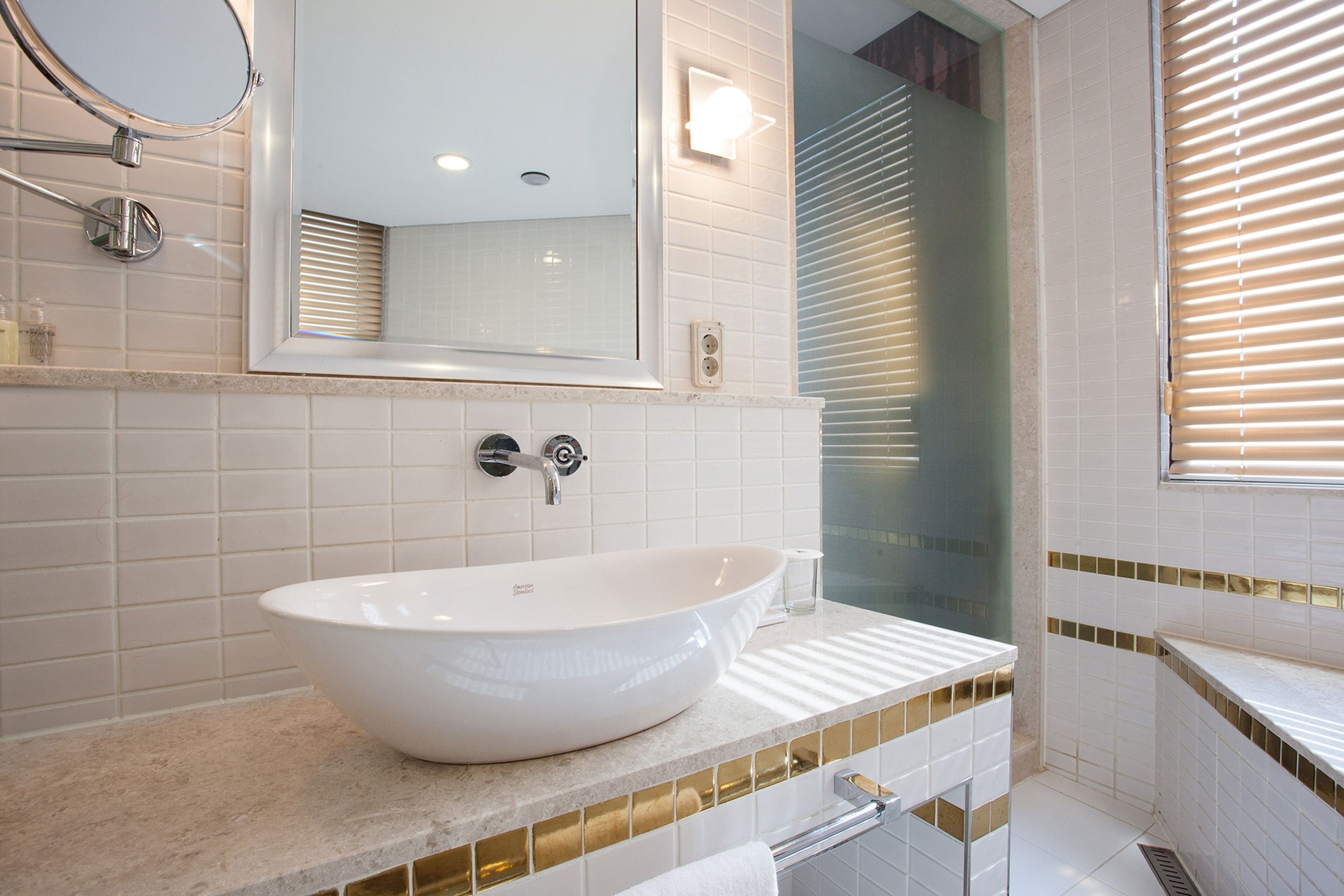 deluxe twin room (bigger than most in seoul) | bathroom sink