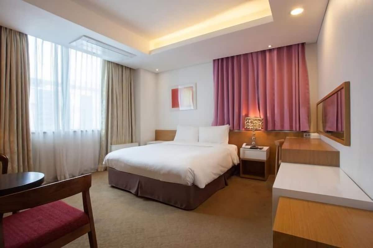 1 bedroom, premium bedding, down duvets, in-room safe