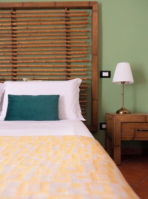 Desk, laptop workspace, iron/ironing board, free WiFi - Kalamarina Rooms B&B (Palermo)