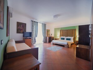 A hotel room with a bed, a desk, a chair, a TV, and a bathroom. - Kalamarina Rooms B&B (Palermo)