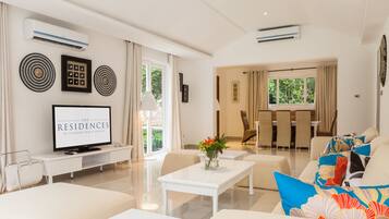 Villa Exclusive, 3 chambres, vue montagne | Coin séjour | Télévision à écran plat
