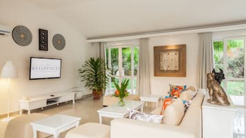 Luxury-Villa, 2Â Schlafzimmer, Poolblick | Wohnbereich | Flachbildfernseher