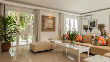 Villa de lujo, 2 habitaciones, vistas a la piscina | Zona de estar | Una televisión de pantalla plana