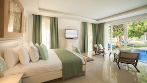 Ein modernes Hotelzimmer mit einem großen Bett, einem Fernseher und einem Essbereich mit Blick auf einen Swimmingpool.