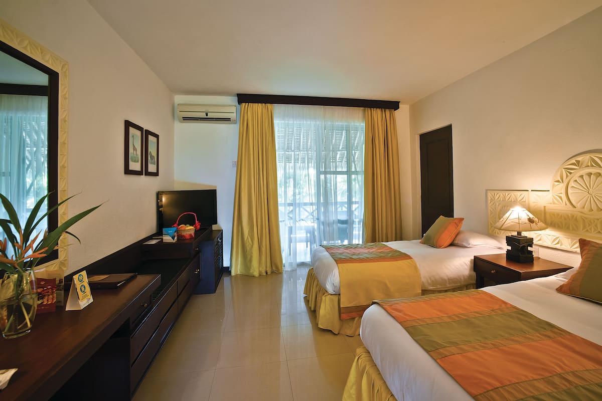 Egyptian cotton sheets, premium bedding, in-room safe, desk