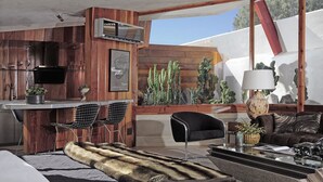 Habitación (HIDEAWAY) | Área de sala de estar | Televisión LCD y reproductor de DVD 