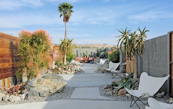 Terrace/patio - The Lautner (Desert Hot Springs)