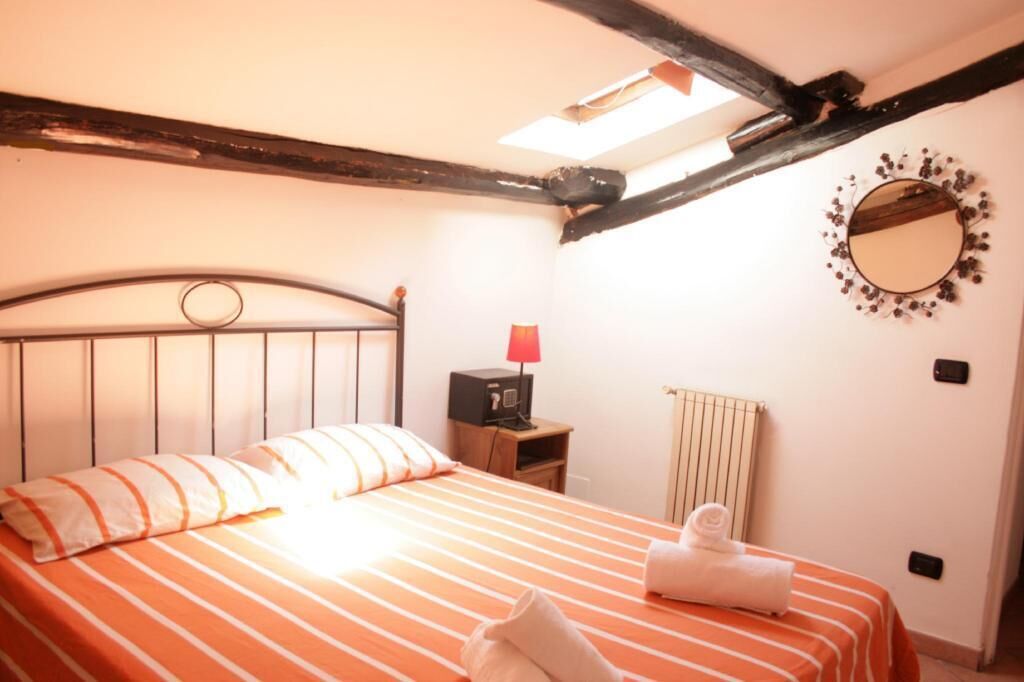 Tallelokero huoneessa, työpöytä, ilmainen Wi-Fi, vuodevaatteet