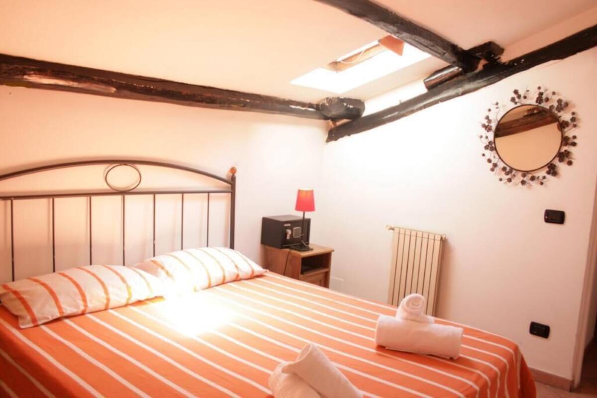 Tallelokero huoneessa, työpöytä, ilmainen Wi-Fi, vuodevaatteet