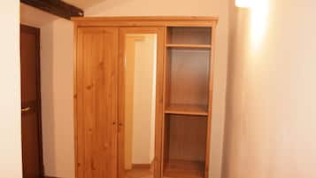 Basic Double or Twin Room (accesso con rampa di scale) | In-room safe, desk, free WiFi, bed sheets