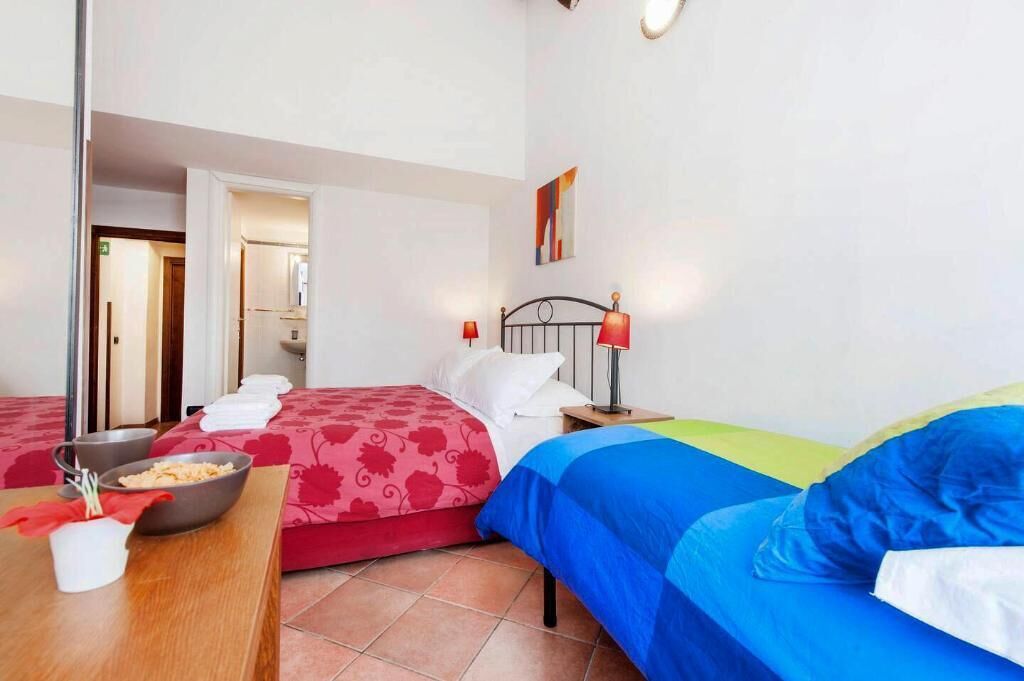 Tallelokero huoneessa, työpöytä, ilmainen Wi-Fi, vuodevaatteet