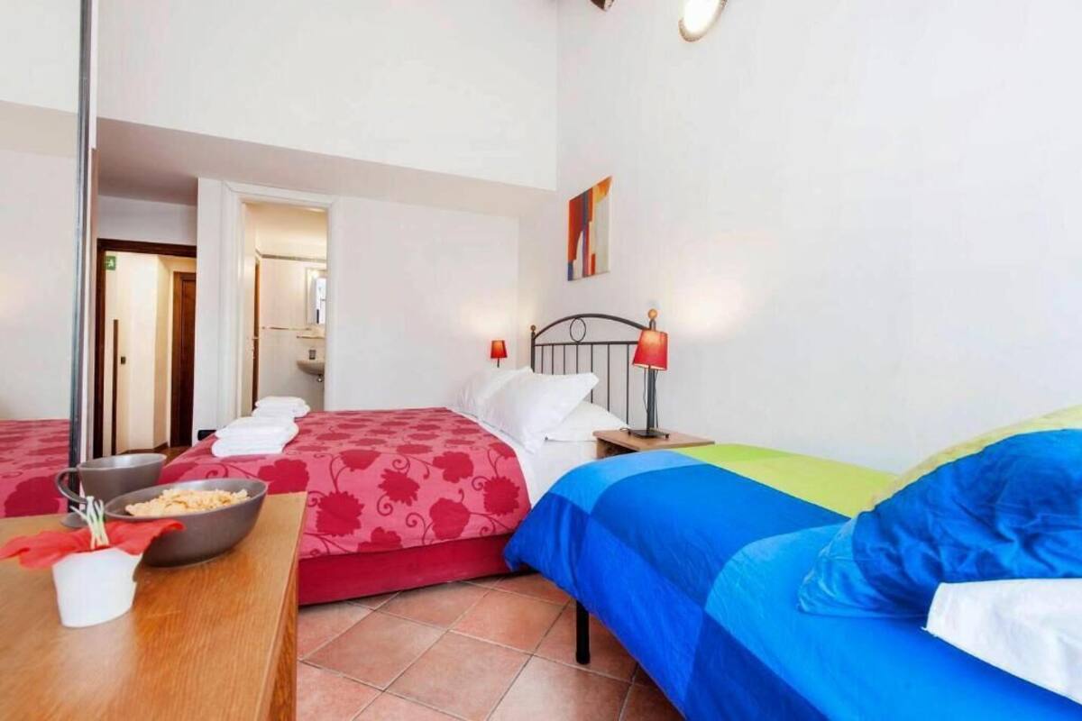 Tallelokero huoneessa, työpöytä, ilmainen Wi-Fi, vuodevaatteet