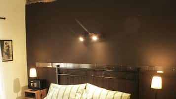 Comfort Double Room | In-room safe, desk, free WiFi, bed sheets