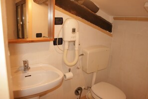 Chambre Double ou avec lits jumeaux (accesso con rampa di scale) | Salle de bain