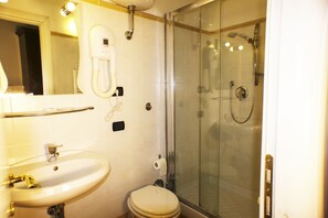 Zuhanyzó, ingyenes piperecikkek, hajszárító és fürdőköpenyek