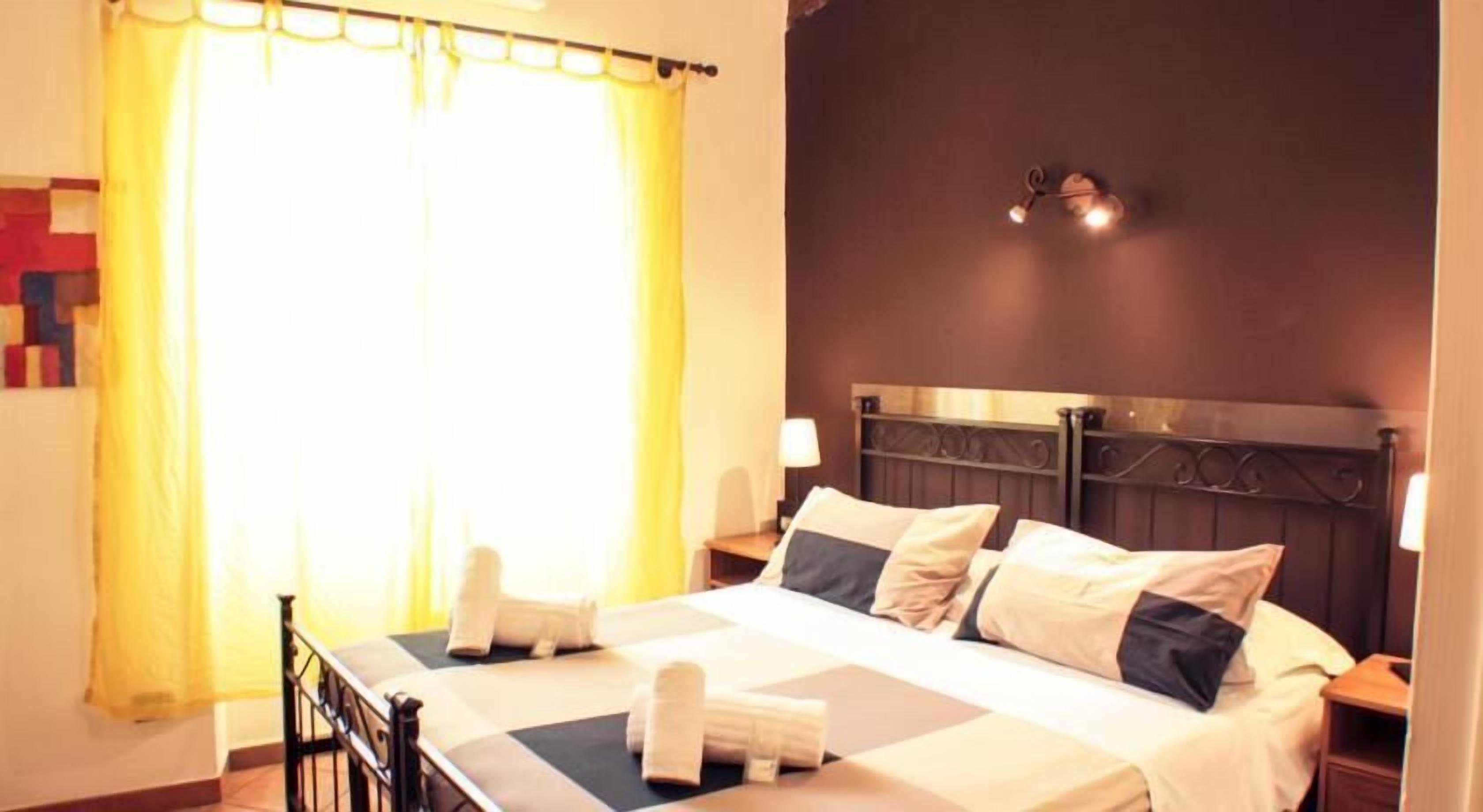 Tallelokero huoneessa, työpöytä, ilmainen Wi-Fi, vuodevaatteet