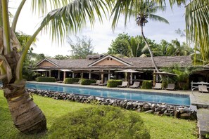Outdoor pool, sun loungers - Princesse Bora Lodge & Spa (Nosy Boraha)