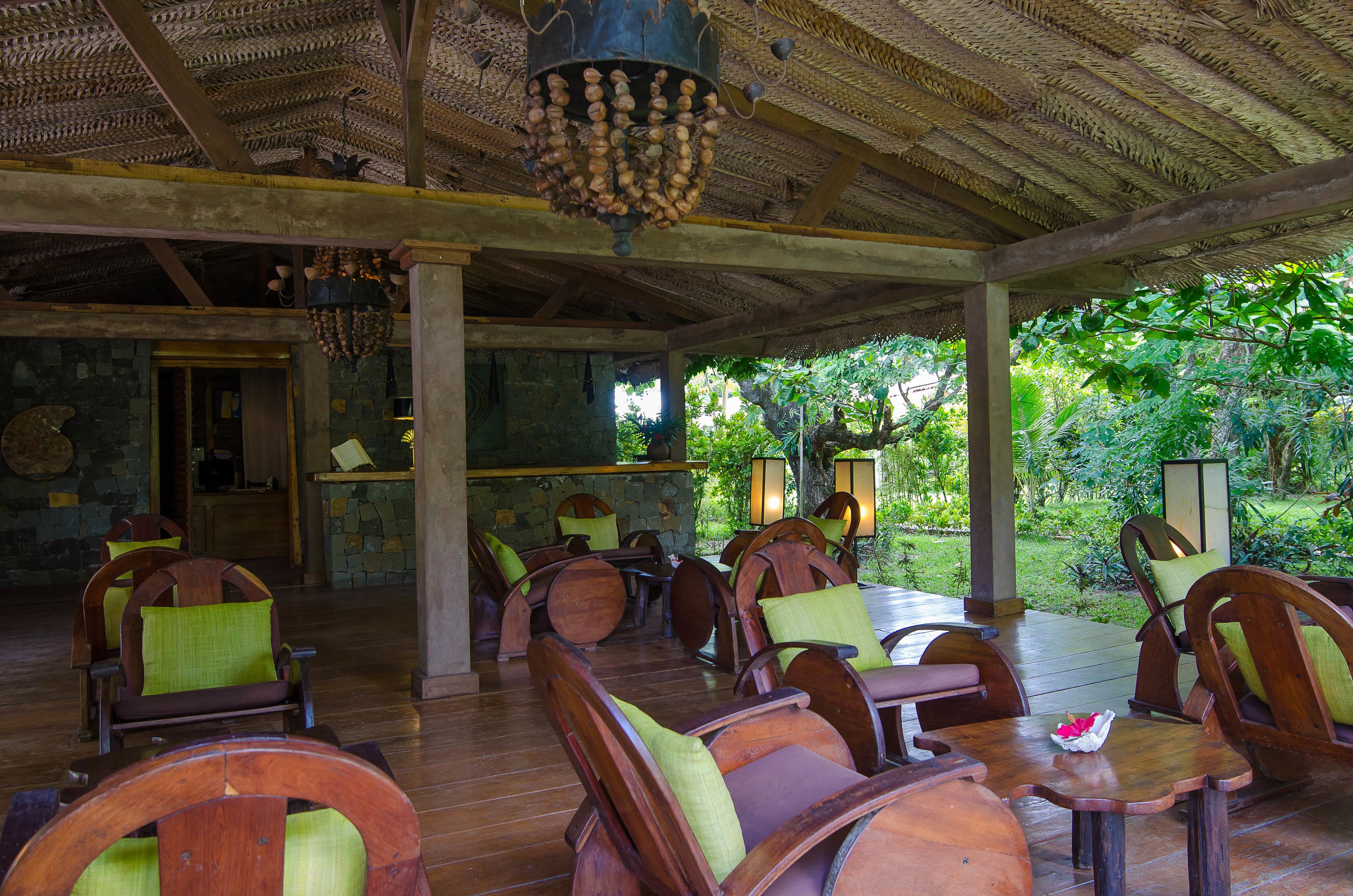 Se sirven desayunos y cocina local, restaurante con mesas al aire libre 
