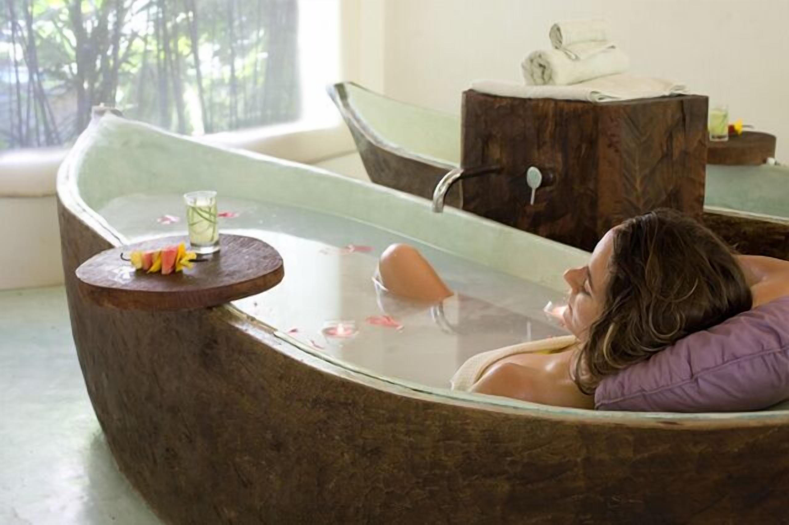 Deep-soaking bathtub