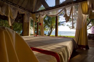 Caja de seguridad en la habitación, muebles diferentes y escritorio 