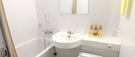 Un baño con bañera, lavabo e inodoro.