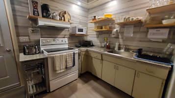 Refrigerador, microondas, placa de cocina, utensilios de cocina