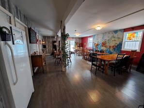 Daily full breakfast for a fee - Auberge Jeunesse LouLou's Backpacker Hostel (Levis)