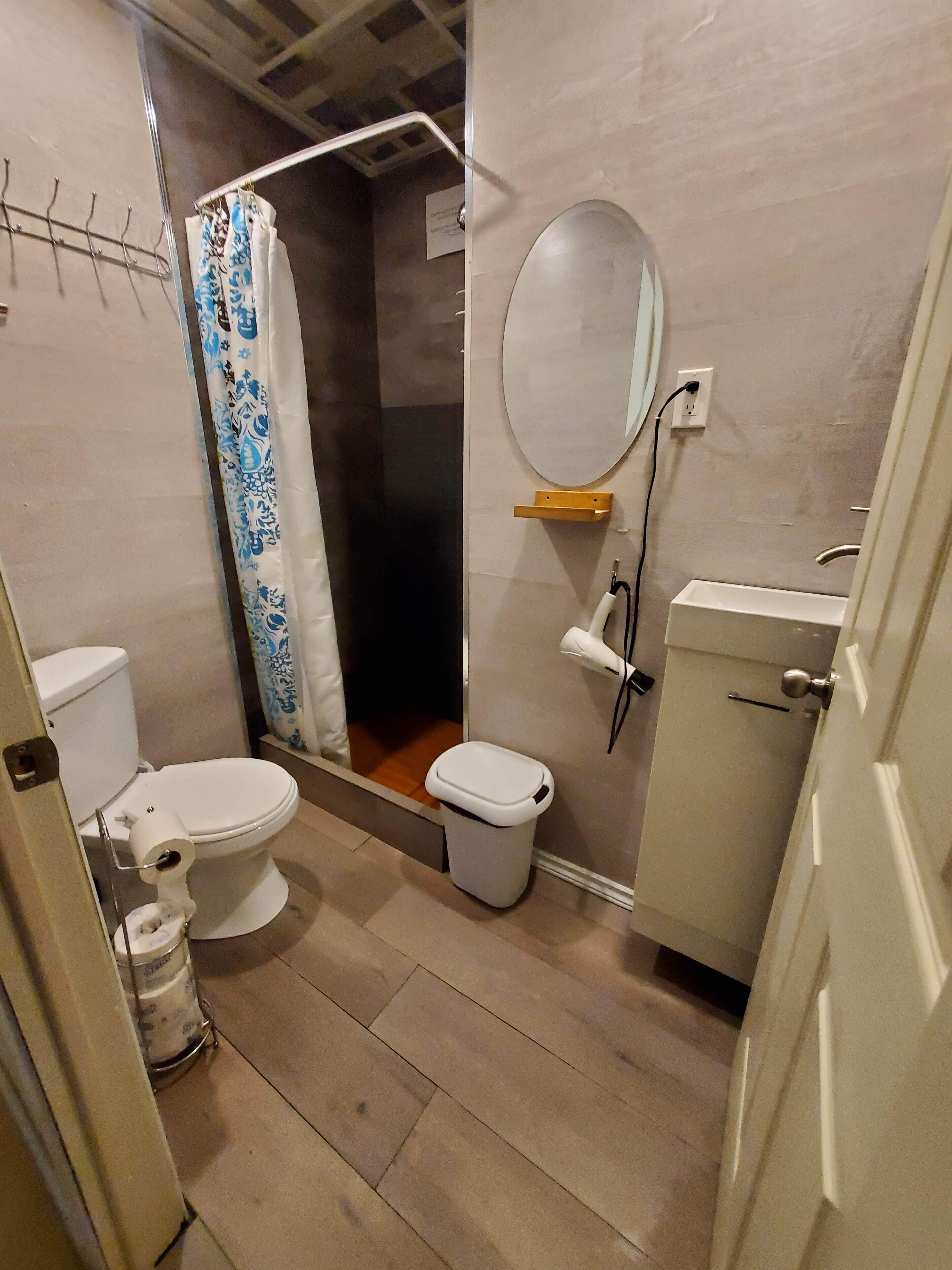 Une petite salle de bain comprenant des toilettes, un bidet et un petit lavabo.
