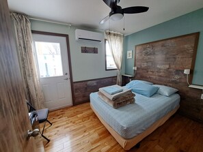 Hypo-allergenic bedding, down duvets, laptop workspace - Auberge Jeunesse LouLou's Backpacker Hostel (Levis)