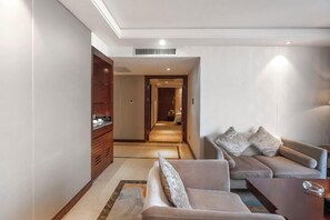 Una sala de estar moderna con un conjunto de sofá, una mesa de centro y un aparador de madera.