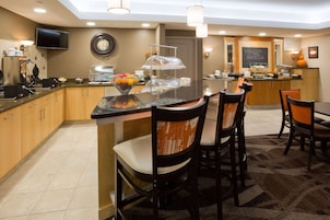 Café da manhã com buffet grátis todos os dias