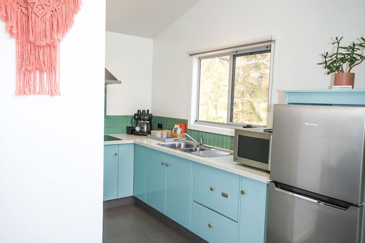 executive suite | private kitchen | fridge, microwave, oven, stovetop