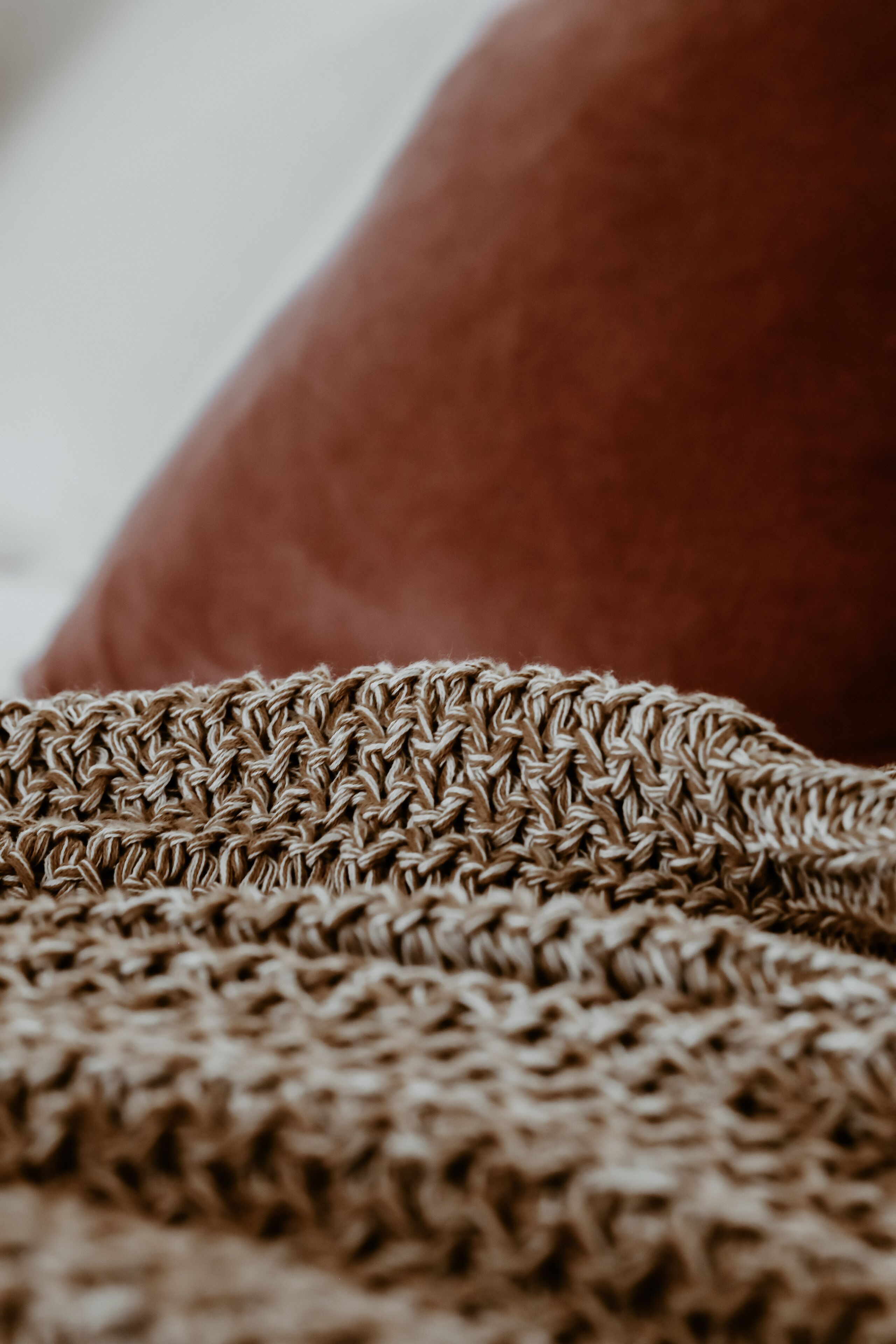 Eine Nahaufnahme eines gestrickten Stoffes mit einer strukturierten Musterung.