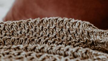 Eine Nahaufnahme eines gestrickten Stoffes mit einer strukturierten Musterung.