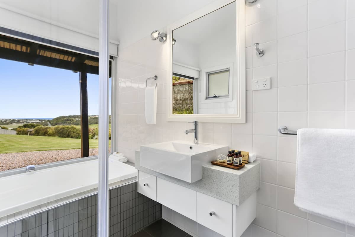 executive suite | bathroom | separate bathtub and shower, jetted bath, free toiletries, hair dryer
