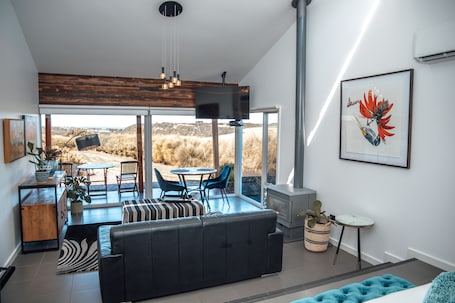 Executive-Suite | Wohnbereich | 42-Zoll-LCD-Fernseher mit Kabelempfang, Fernseher, Kamin. Anchors Port Campbell