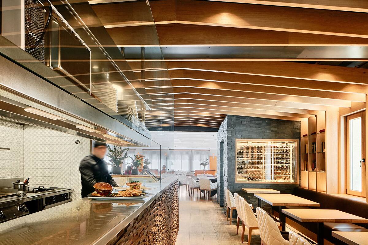 serves breakfast, lunch and dinner