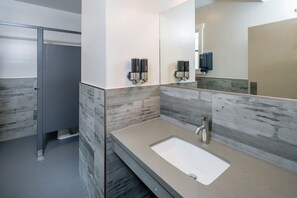 Ducha, secador de pelo, toallas