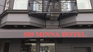 Exterior do Hotel 509 Minna, com um letreiro vermelho chamativo acima da entrada.