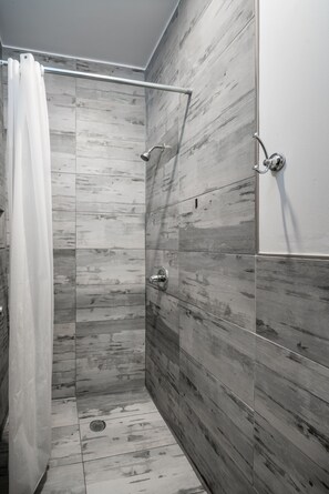 Habitación superior, 2 camas individuales, baño compartido | Ducha del cuarto de baño