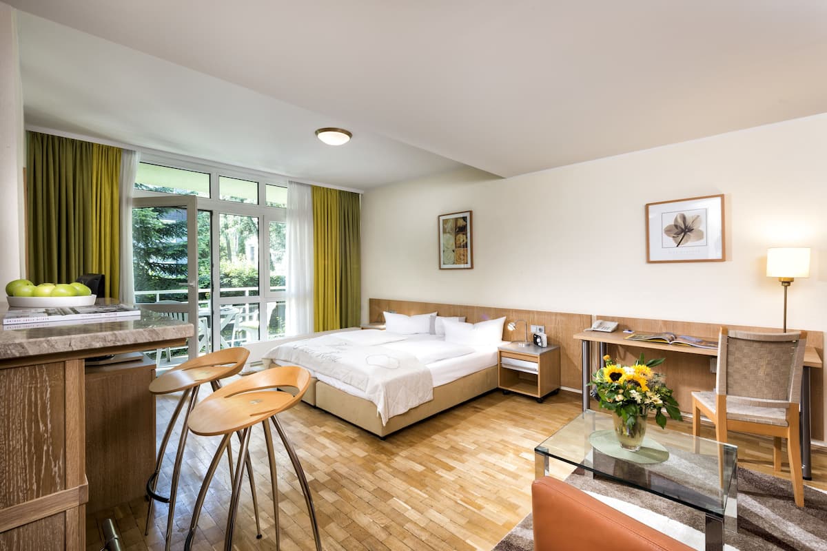 Habitación doble de uso individual | Ropa de cama hipoalergénica, minibar, caja fuerte y escritorio
